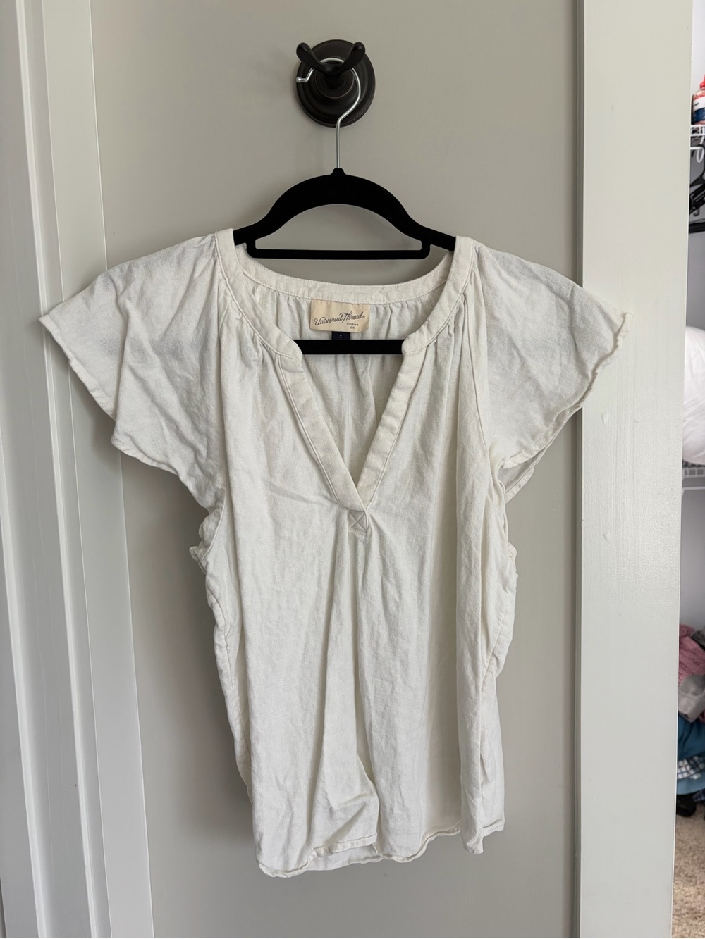 Universal Thread Cream Flutter Sleeve V-Neck Women's Top